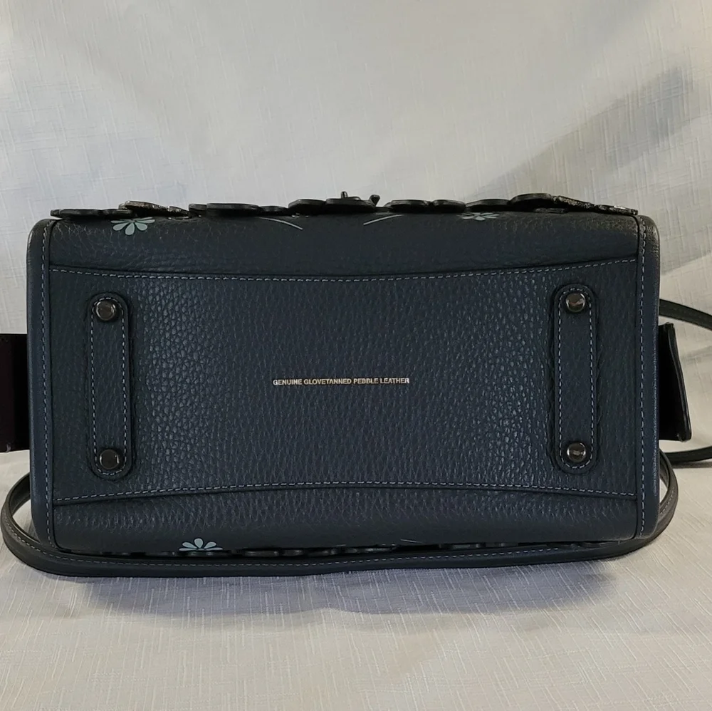 Coach Rogue 25 with Tea Roses - Picture 3 of 9